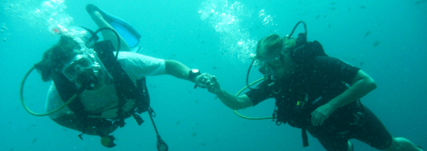 Bildschirmfoto-2015-07-02-um-14.44.35 Zwei Taucher reichen Sich die Hand unter Wasser