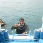 Lukman Diveguide schaut aus dem Wasser