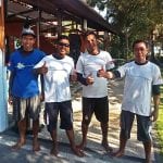 ABK- Yusuf, Gali, Sain , Wahid Fast alle sind Seebären seit Kindesbeinen und ausgezeichnete Handwerker und Mechaniker, die unsere drei Boote zuverlässig in Schuss halten: Vlnr: Yusuf, Gali, Zain, Wahid