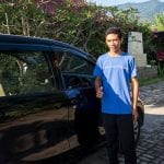 Putu_preview Putu ist höchstwahrscheinlich der erste unserer Mitarbeiter, den Du siehst, denn als Fahrer holt er die meisten unserer Gäste vom Flughafen ab. Nur wenn keine Fahrten anstehen, greift er den Gärtnern unter die Arme.